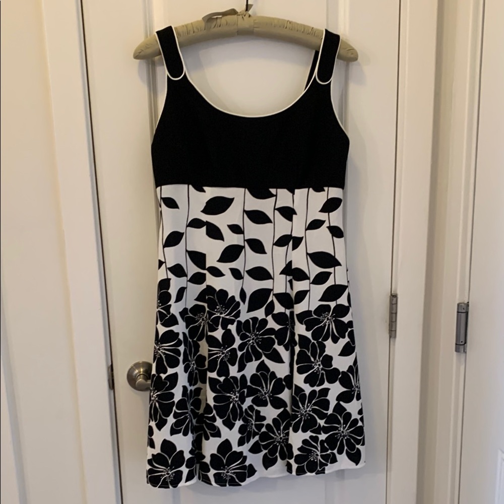 ELEGANT BLACK AND WHITE FLORAL DRESS